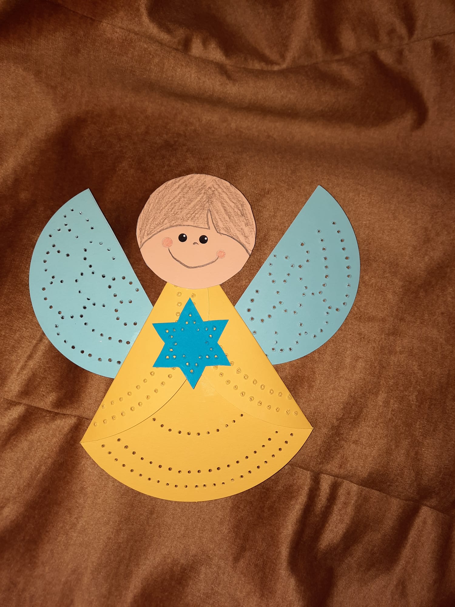 Kinder konnten ihre Zeit mit Weihnachtlichem Engelbasteln verbringen