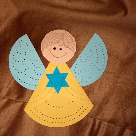 Kinder konnten ihre Zeit mit Weihnachtlichem Engelbasteln verbringen