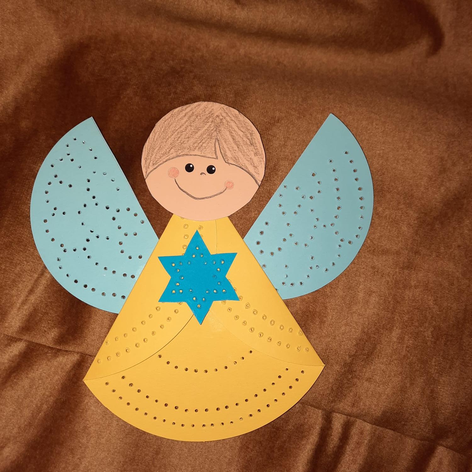 Kinder konnten ihre Zeit mit Weihnachtlichem Engelbasteln verbringen