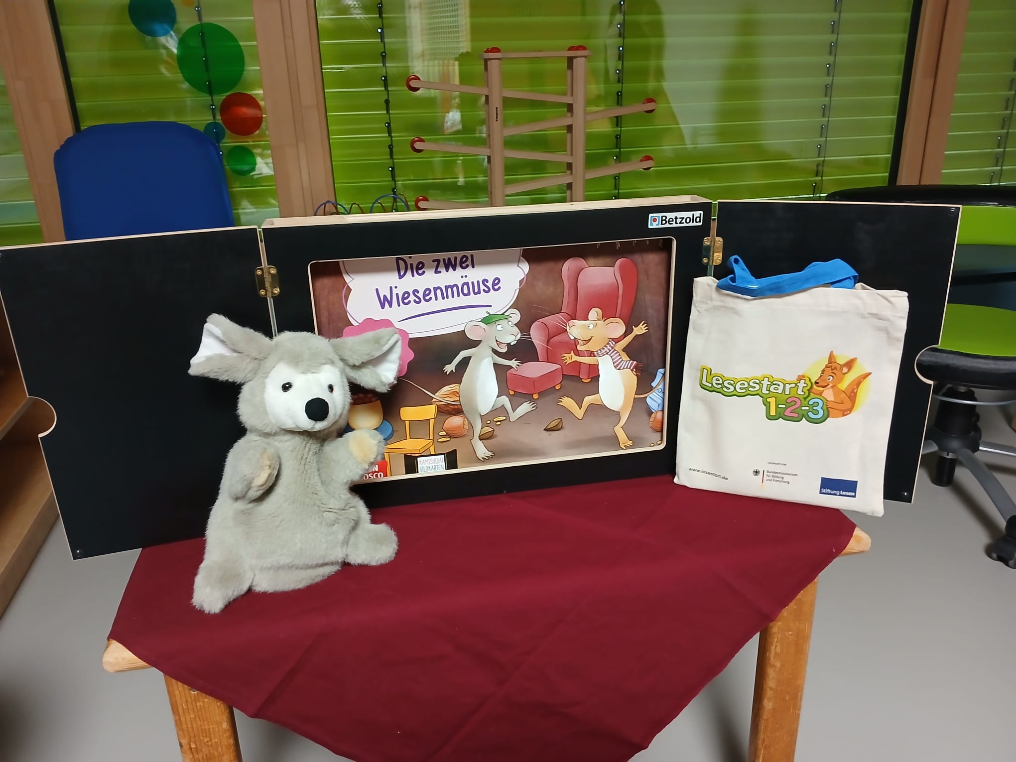 Büchereimaus besucht die Krippenkinder