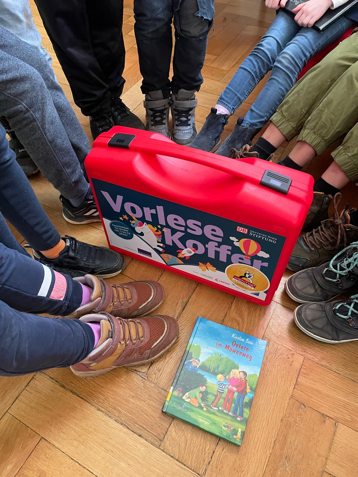 Mentoren lesen mit Grundschülern