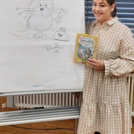 Nina Müller stellt den Erst-Klässlern Ihr neues Buch vor