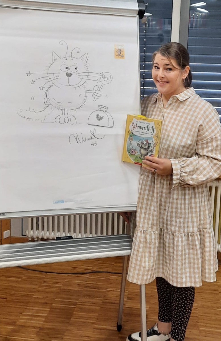 Nina Müller stellt den Erst-Klässlern Ihr neues Buch vor